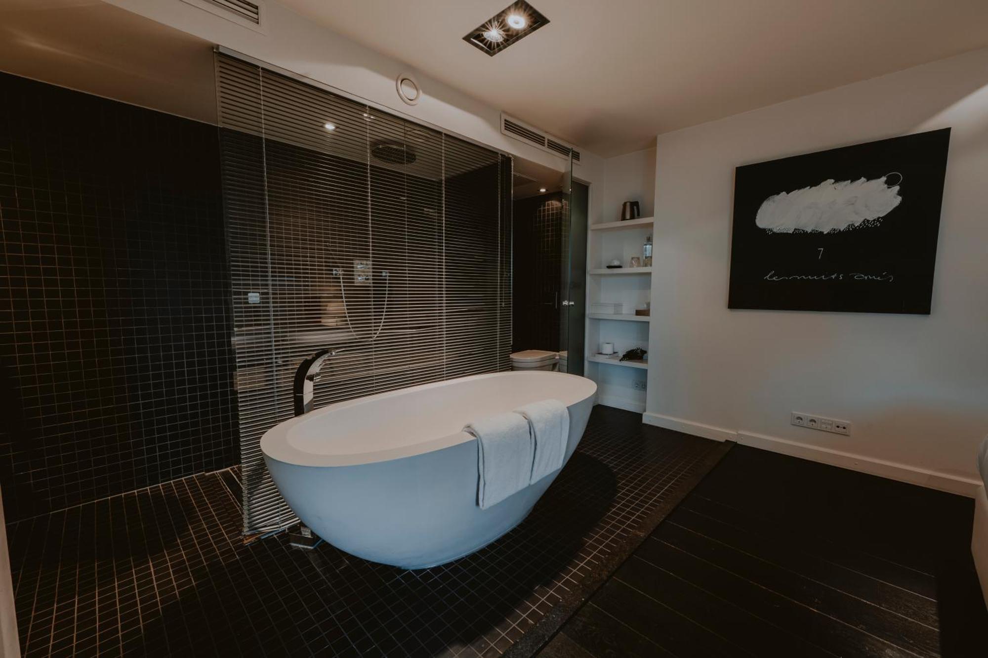 Suite,1742982319:JPEG